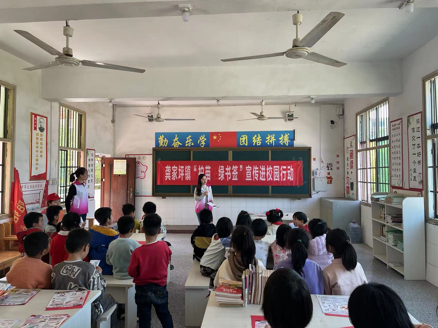 龚家坪镇开展“护苗·绿书签”宣传进校园活动