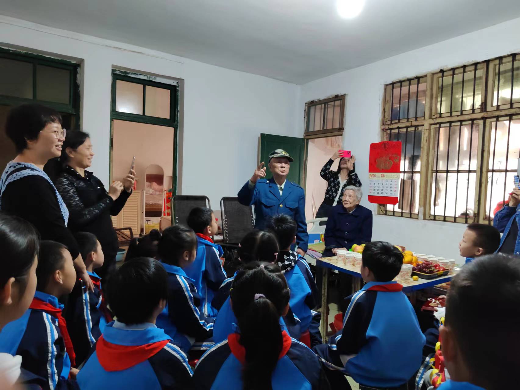 祁阳：“五一”假期13名小学生慰问92岁老兵，聆听战斗故事