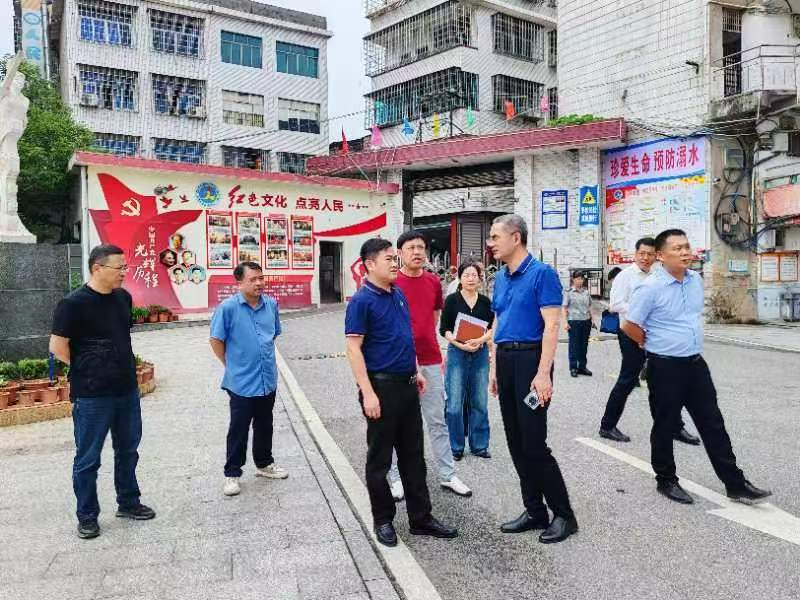 邓飞督导学校食堂及安全工作