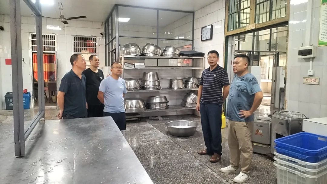 下马渡镇党委政府 督查指导开学工作