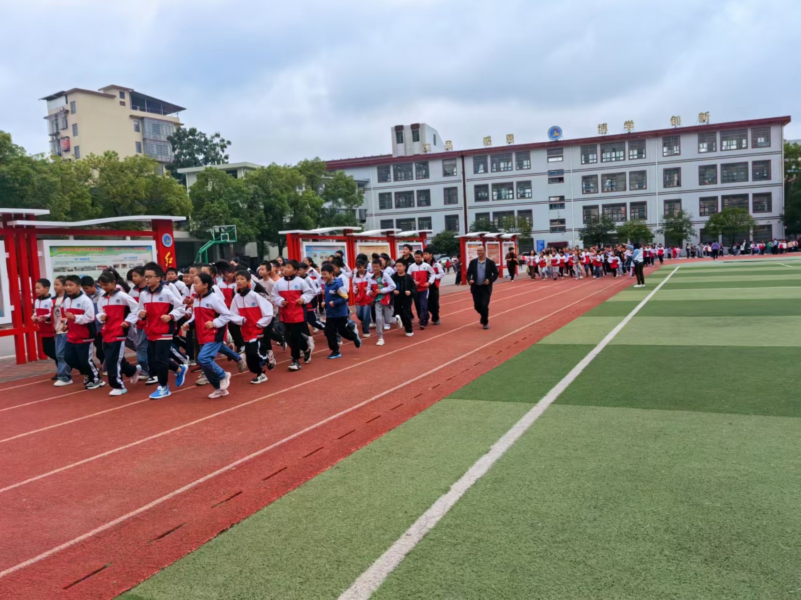 人民中心小学  阳光跑操 健康相伴
