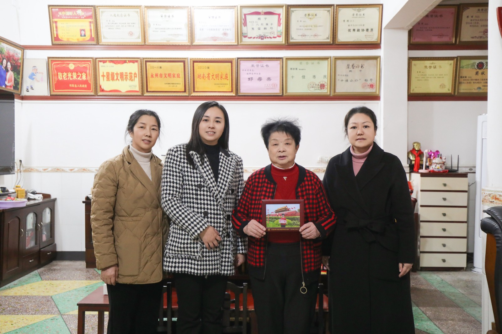 祁阳市妇联慰问全国三八红旗手陈姣莲