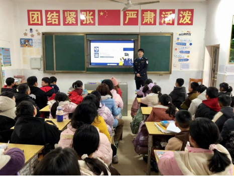 进宝塘镇开展法治进校园活动