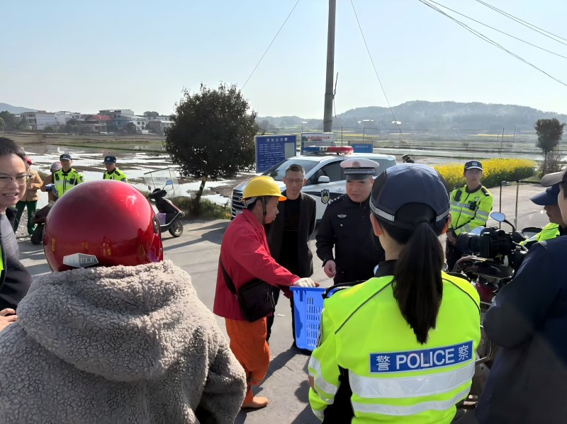 梅溪镇开展马路市场整治行动，规范市场秩序