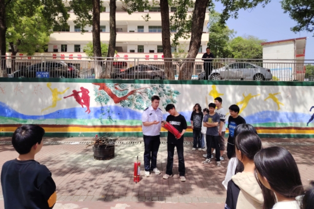 大村甸镇中心学校：开展消防应急疏散演练