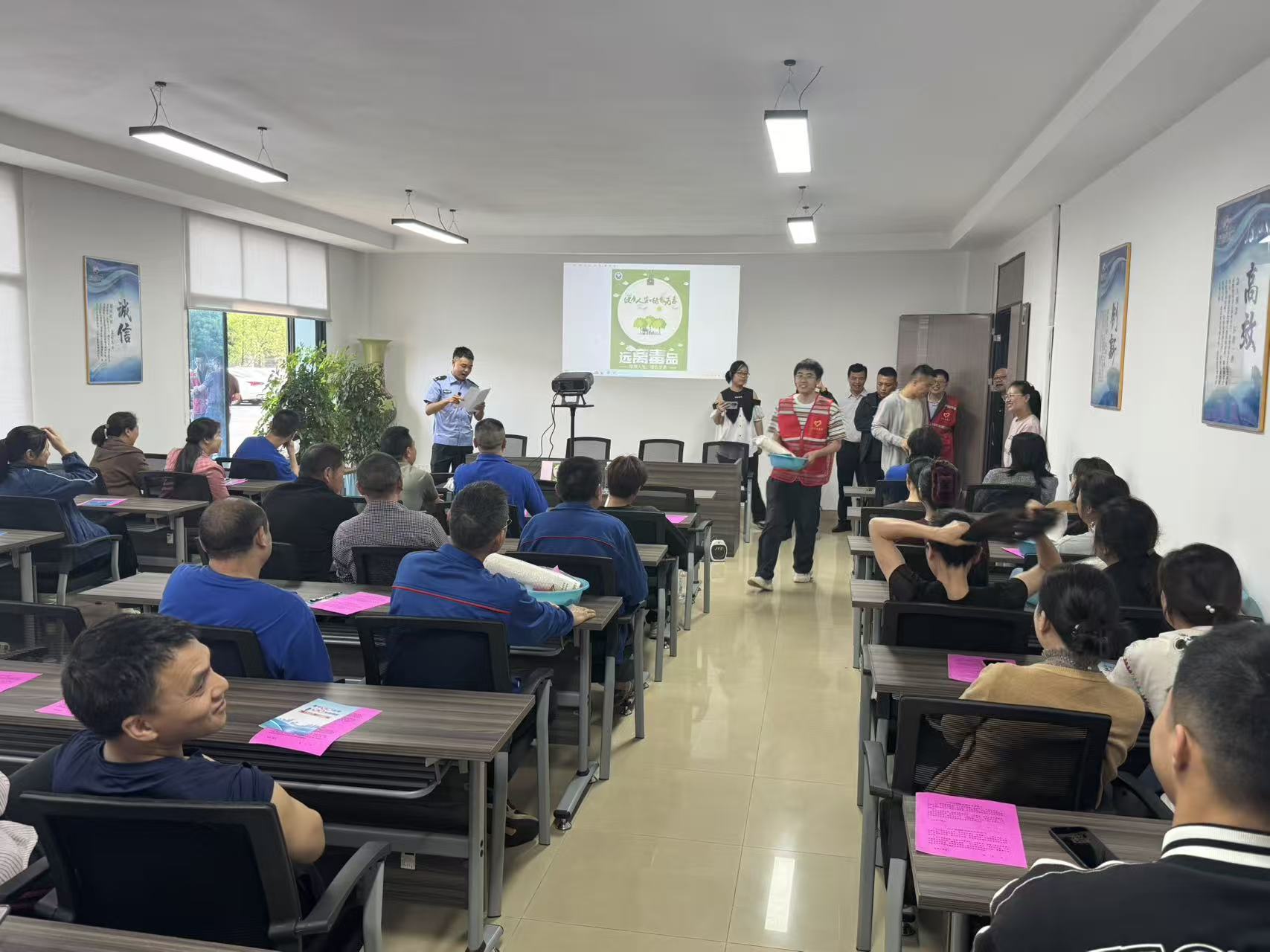 白水镇开展禁毒宣传进企业活动