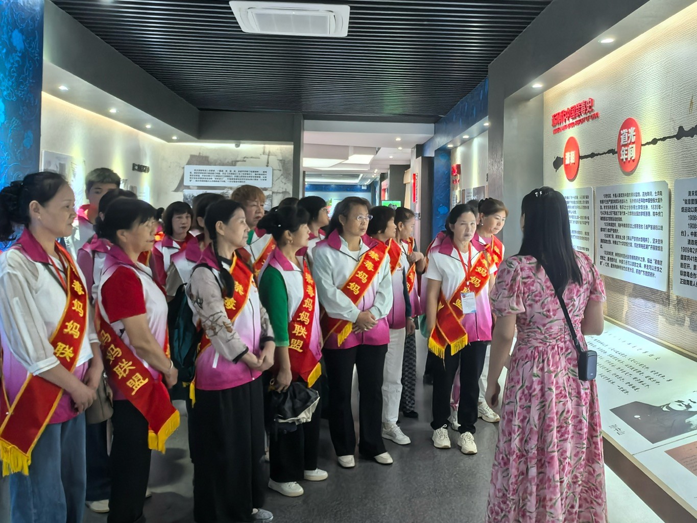 祁阳市妇联组织“禁毒妈妈”志愿者参观禁毒教育基地