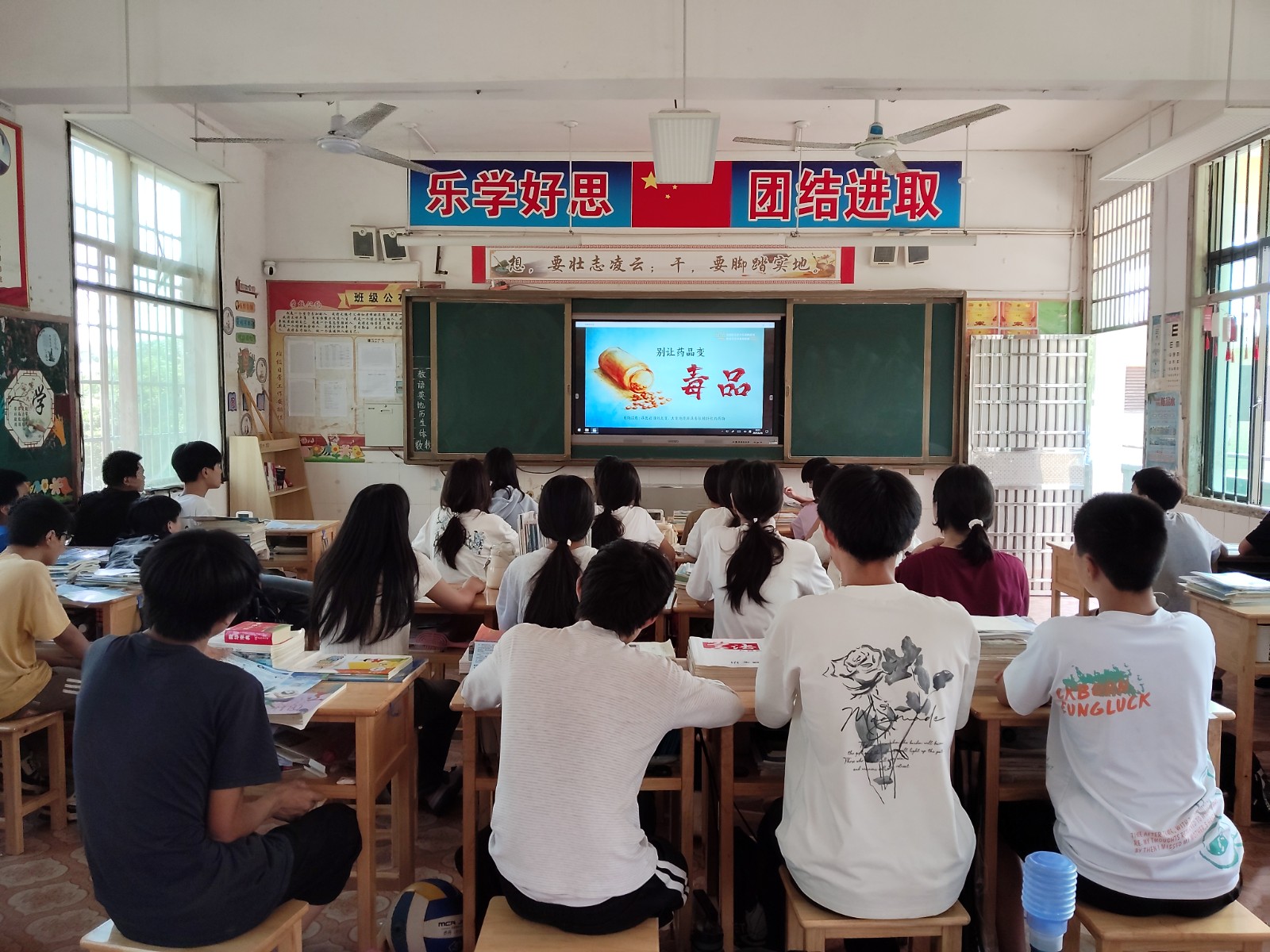 龚家坪镇：开展6.26禁毒宣讲进校园活动