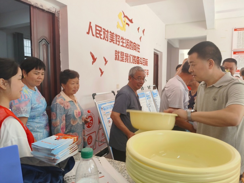 梅溪镇开展农家书屋阅读推广暨大学生送法下乡活动