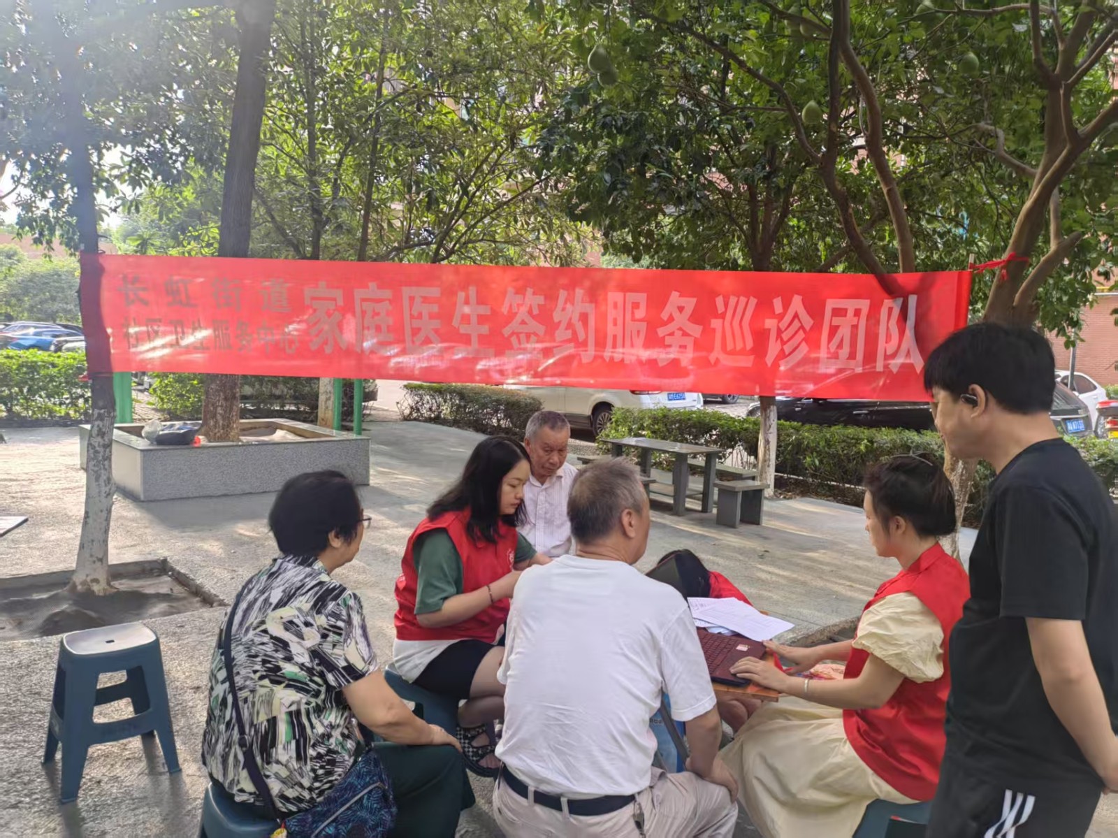 长虹街道社区卫生服务中心 开展家庭医生签约活动