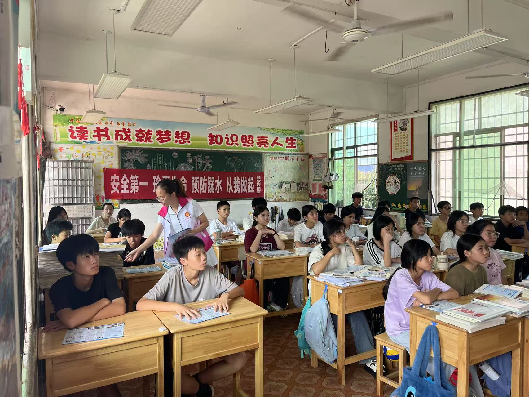 龚家坪镇：“防溺水”宣传进课堂