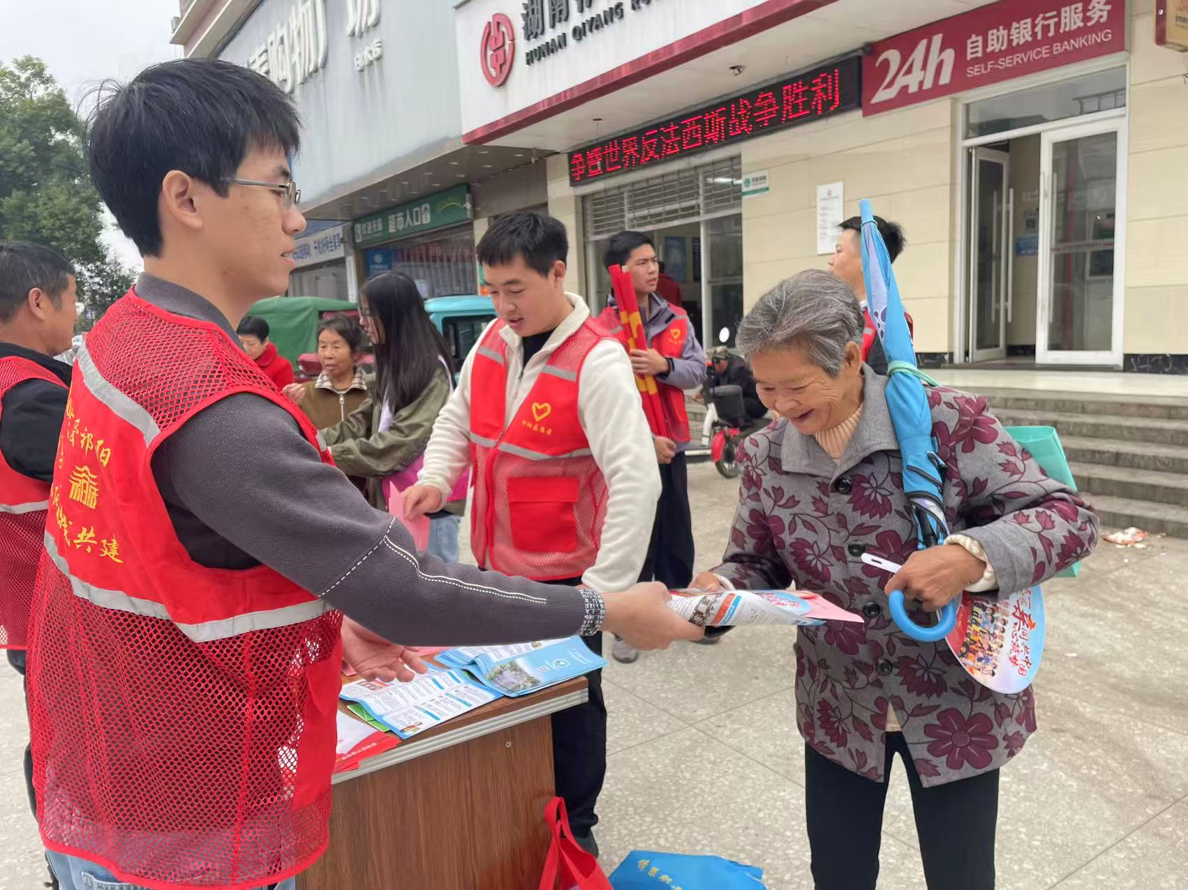 白水镇开展2025年侨法宣传暨“民族团结进步”主题宣传月活动