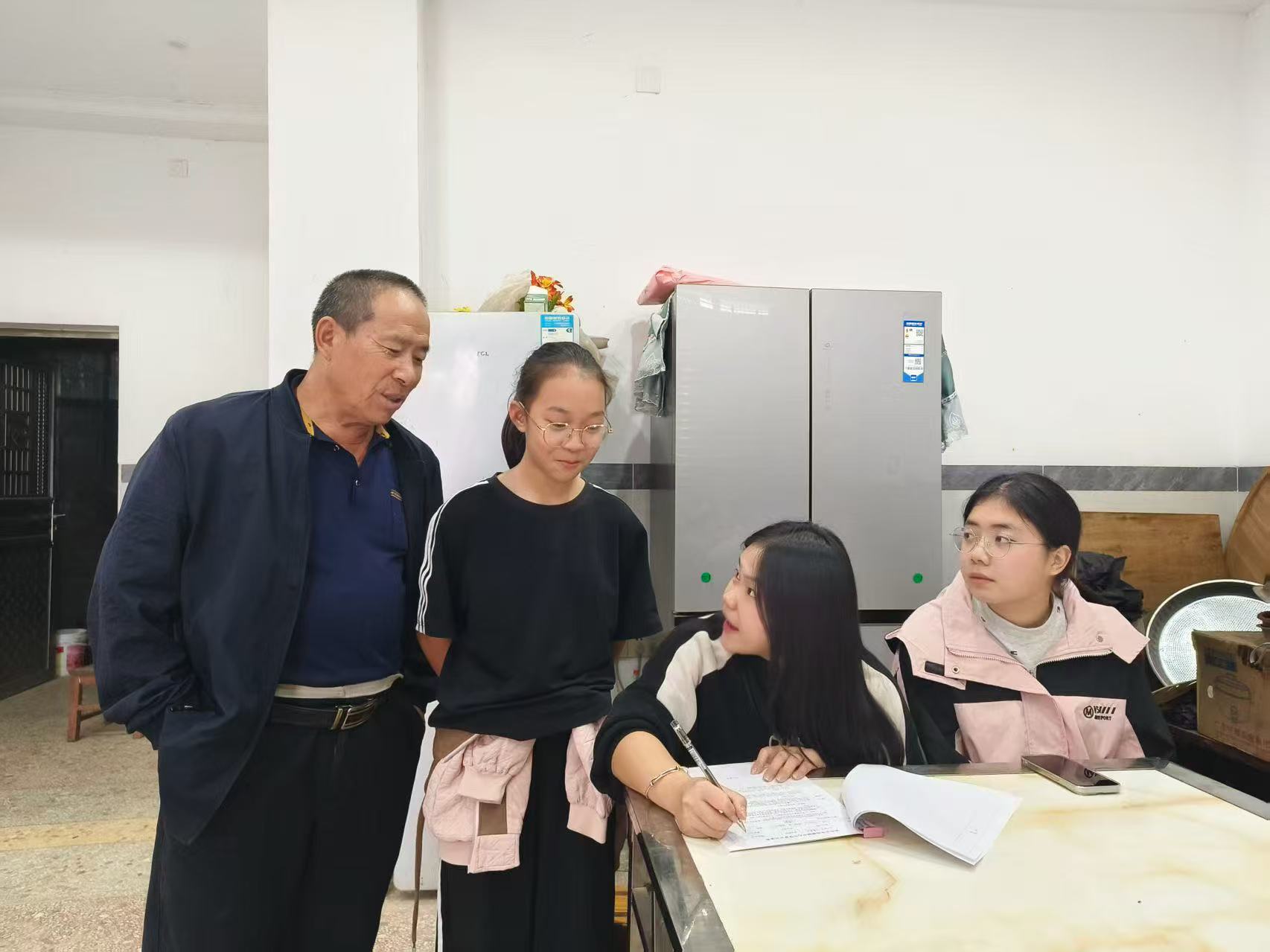 家校联手护成长 温情家访筑防线