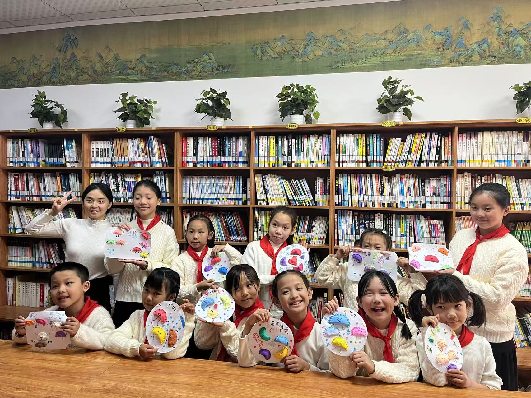 龚家坪镇中心书屋变身“童画乐园”： 书香里捏出冬日童趣