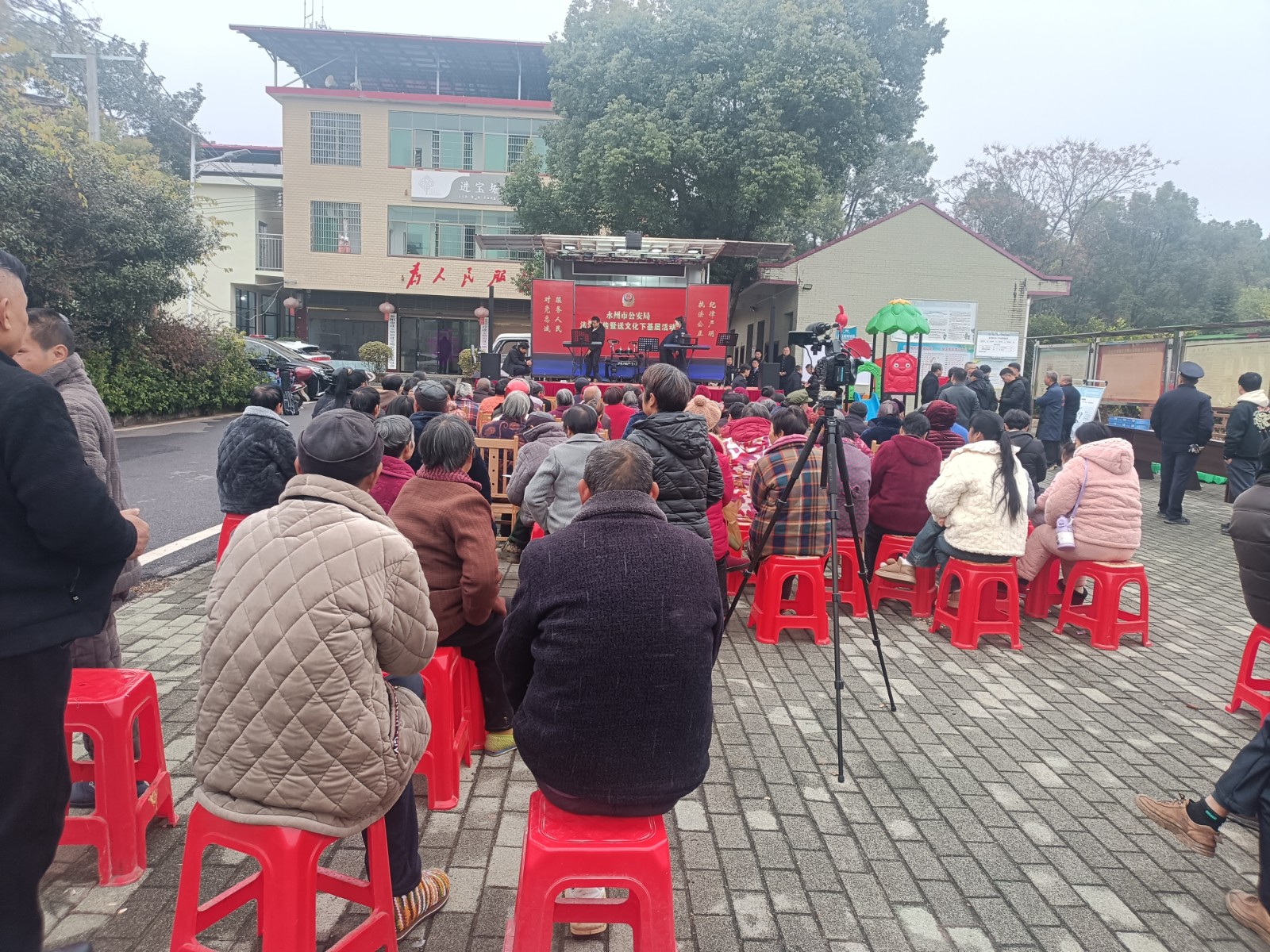 进宝塘镇：普法宣讲进社区  警民携手护平安