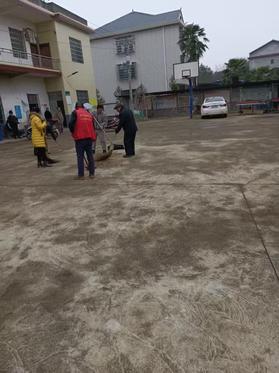 龚家坪镇：发动村民齐动手 清洁家园迎新春