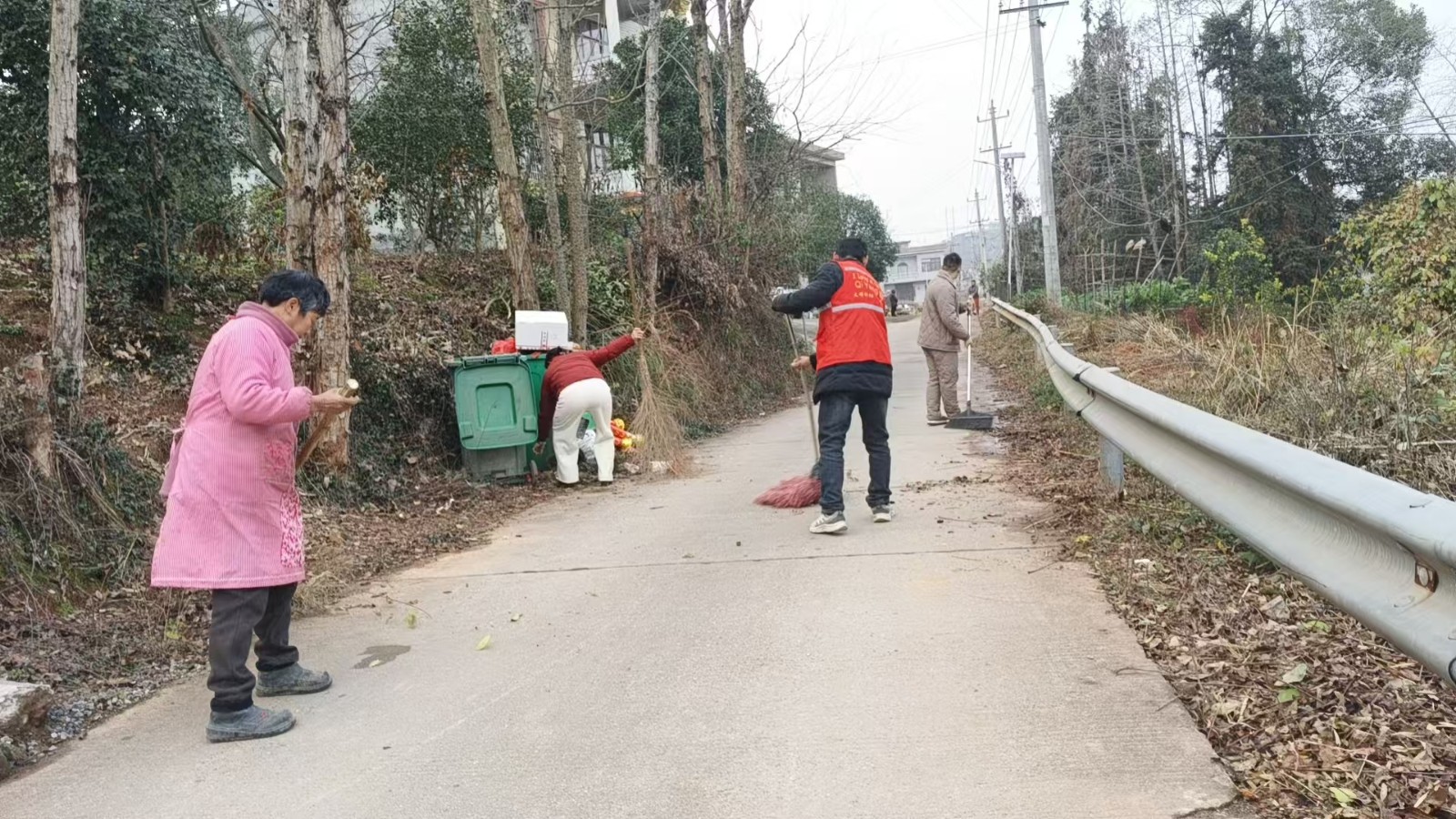 白水镇：干群齐动手 净美迎新春