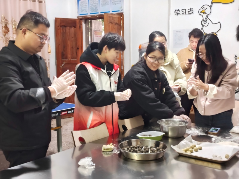 梅溪镇开展“巧手做汤圆 温情庆元宵” 主题活动