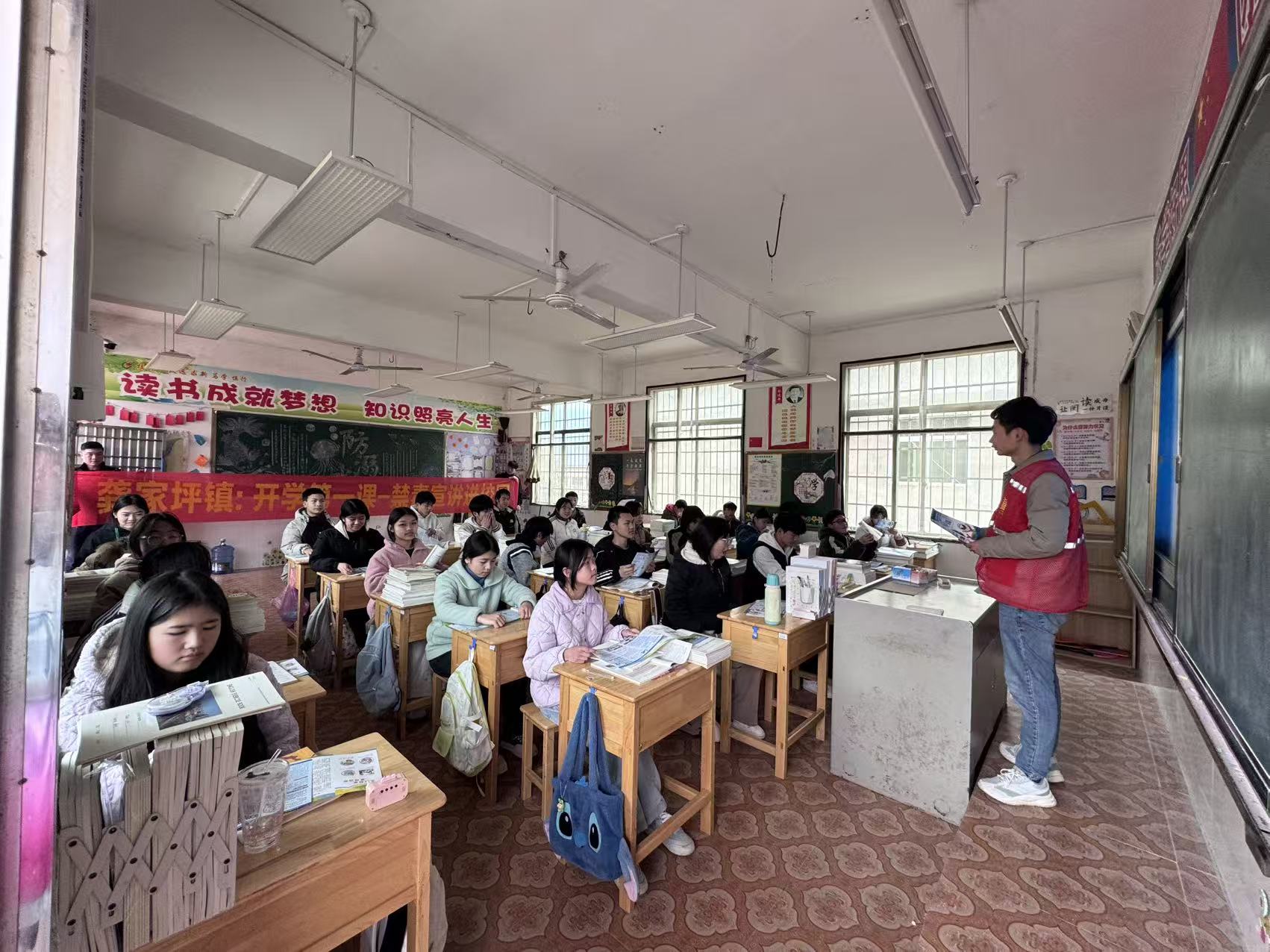 龚家坪镇开展禁毒宣讲进校园活动