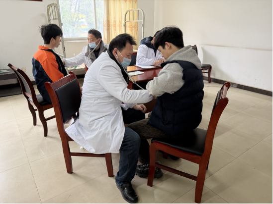 足不出校、备考无忧！祁阳市人民医院“送检到校”为10087名高考学子健康护航