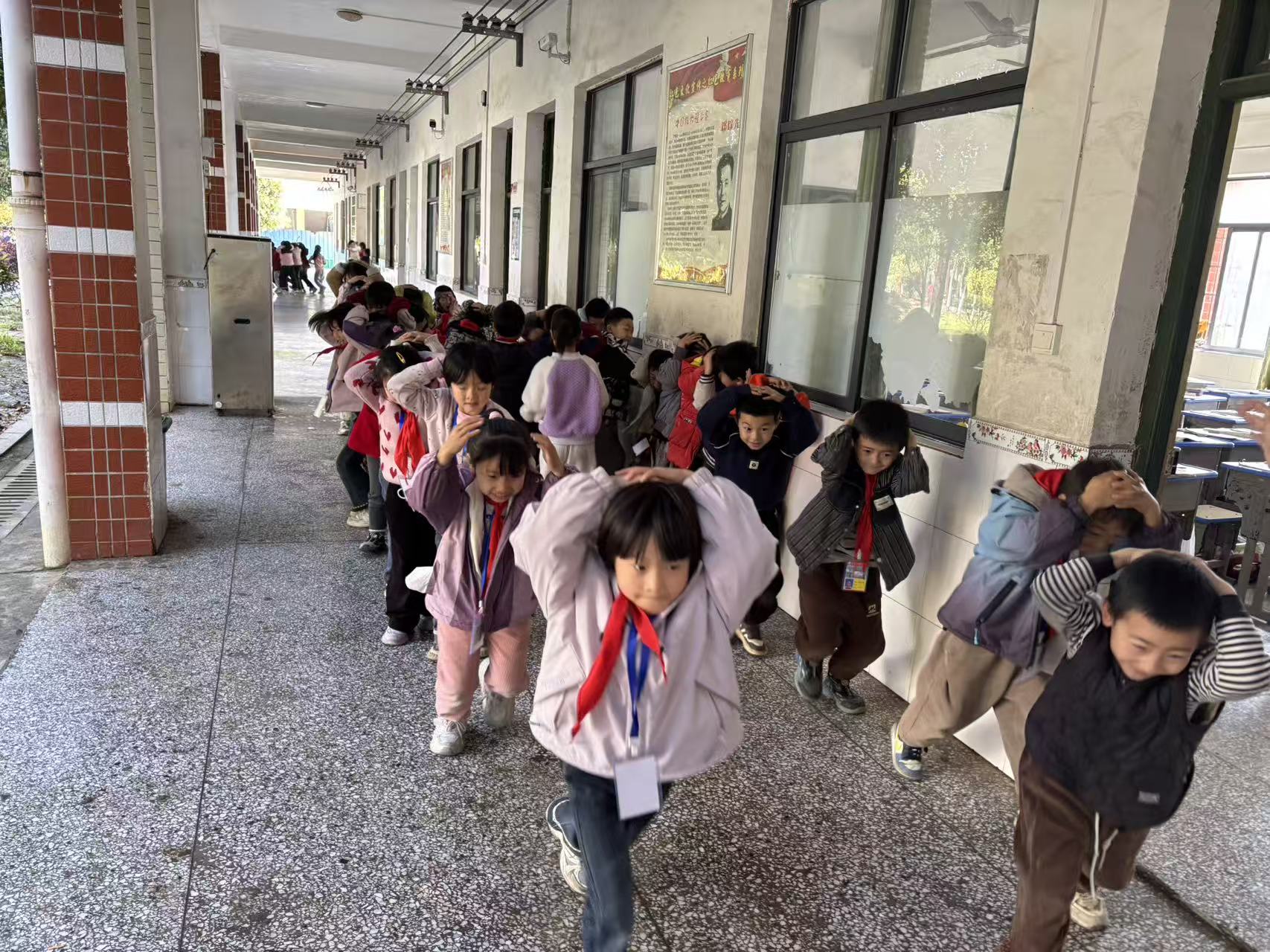 羊角塘镇中心小学开展消防应急疏散演练