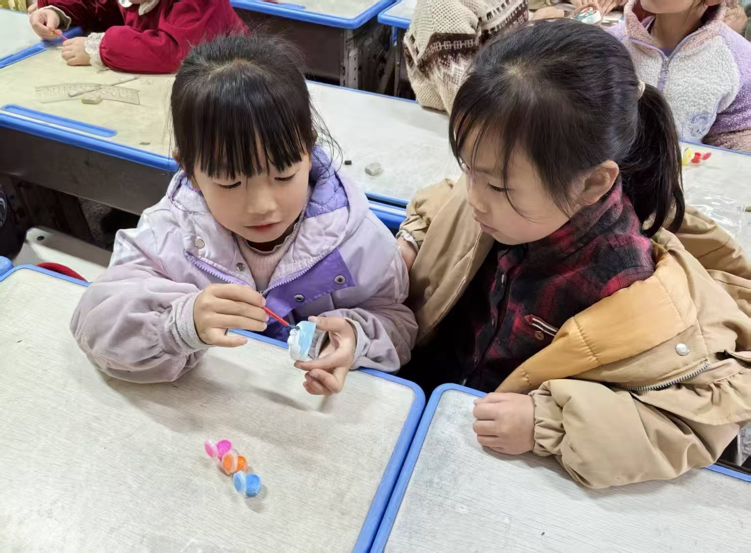 羊角塘镇中心小学：彩绘石膏娃娃 点亮课后时光