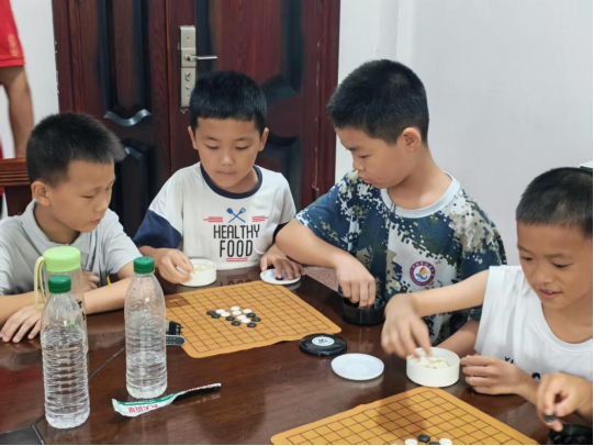 歌声棋韵燃盛夏 党群阵地伴童行 —— 下马渡镇团栗村依托党群服务中心开办多彩暑期兴趣班