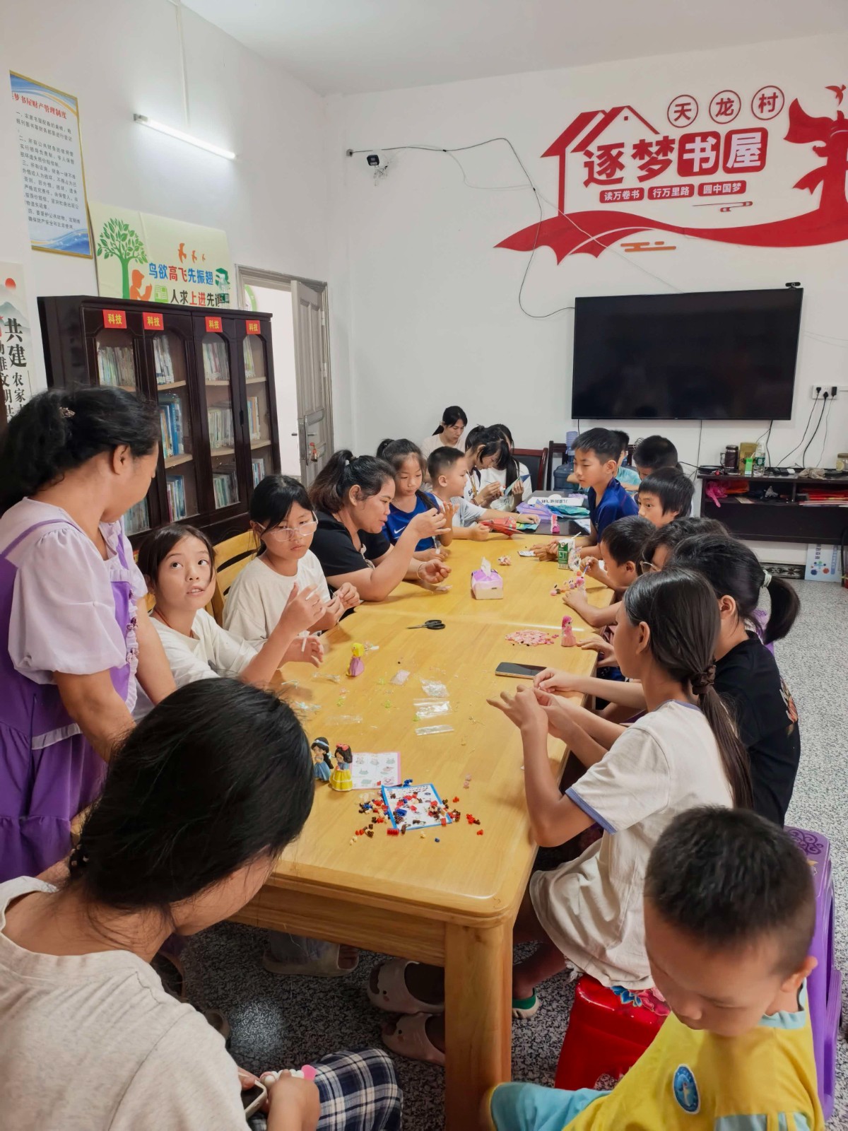巧手做手工 快乐过暑假 —— 八宝镇天龙村农家书屋开展暑期手工实践活动