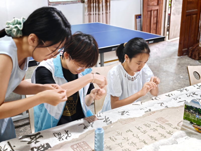祁阳梅溪：丝线绕古韵 巧手做缠花——镇中心书屋开展非遗手工公益培训活动