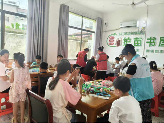 观音滩镇新钢铁村：书香伴童趣，扭扭棒编织美好时光