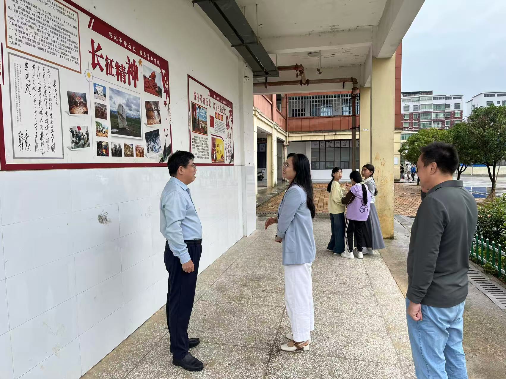 黎家坪镇开展教师节走访及辖区中小学开学安全工作检查