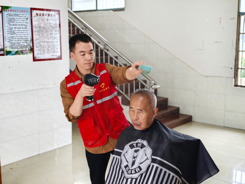 梅溪镇开展爱心义剪志愿服务活动暖心服务送到家
